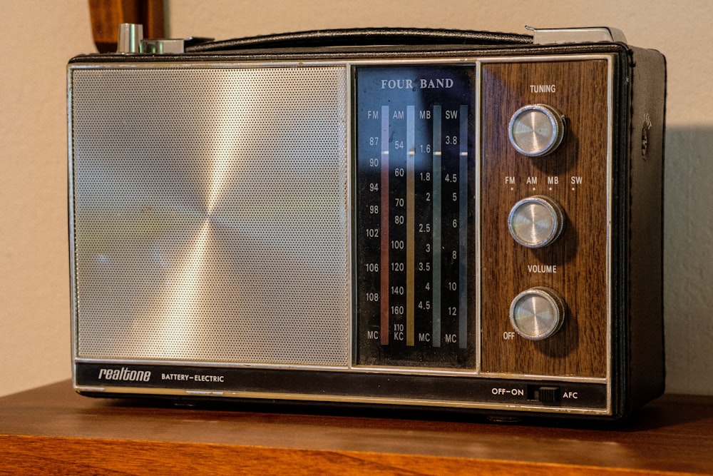 radio nera e argento su tavolo di legno marrone
