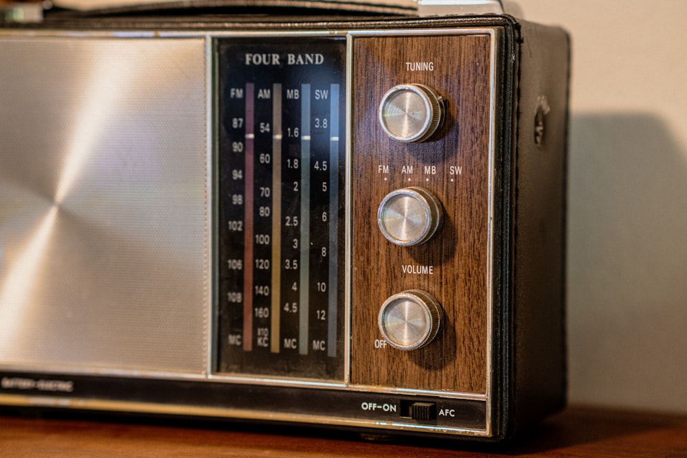 radio nera e argento su tavolo di legno marrone