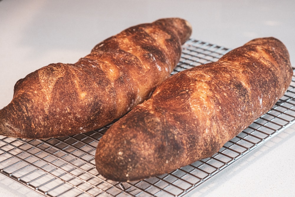 pane integrale su tessuto a scacchi bianchi e neri