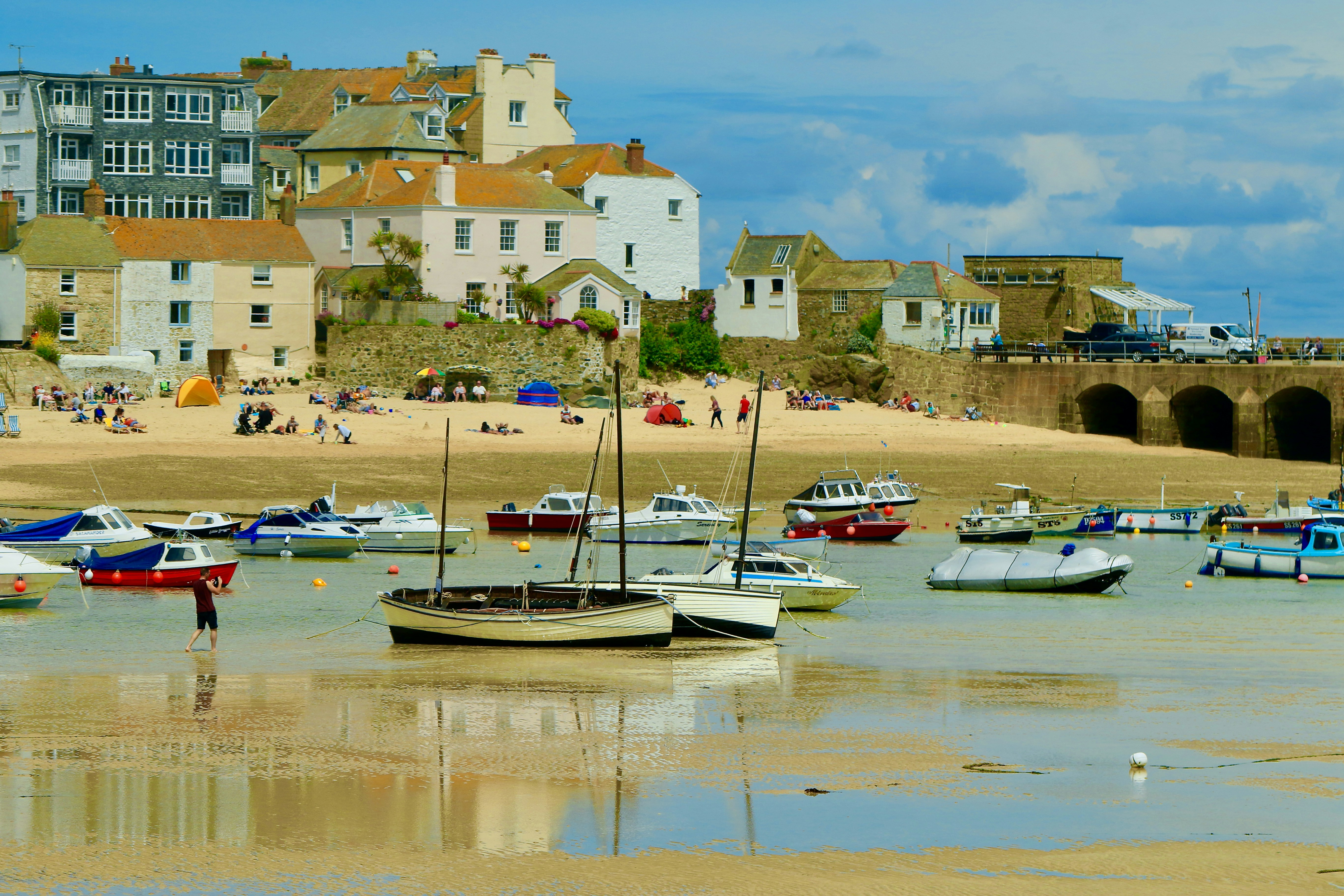 weißes und schwarzes Boot tagsüber auf Gewässern