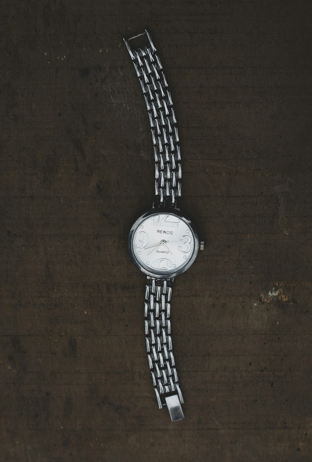 relógio analógico redondo prateado com pulseira de ligação prateada