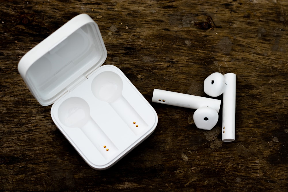 earpods brancos da maçã na mesa de madeira marrom