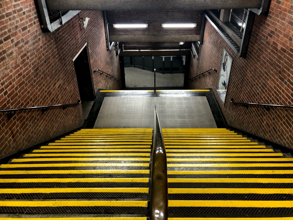 Escalera de madera marrón y amarilla