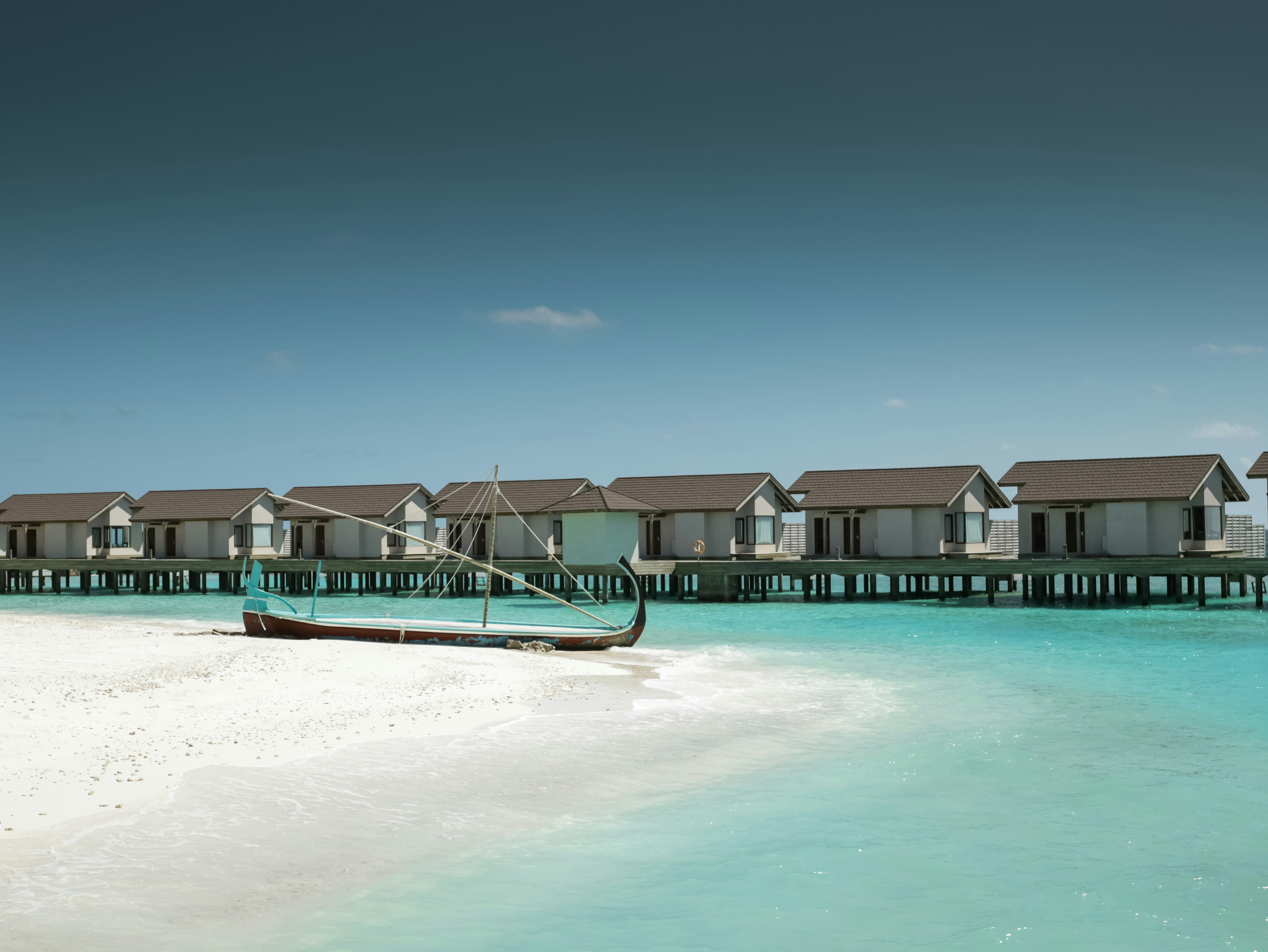 Spiaggia paradisiaca di Zanzibar con sabbia bianchissima acqua smeraldo e barca tradizionale