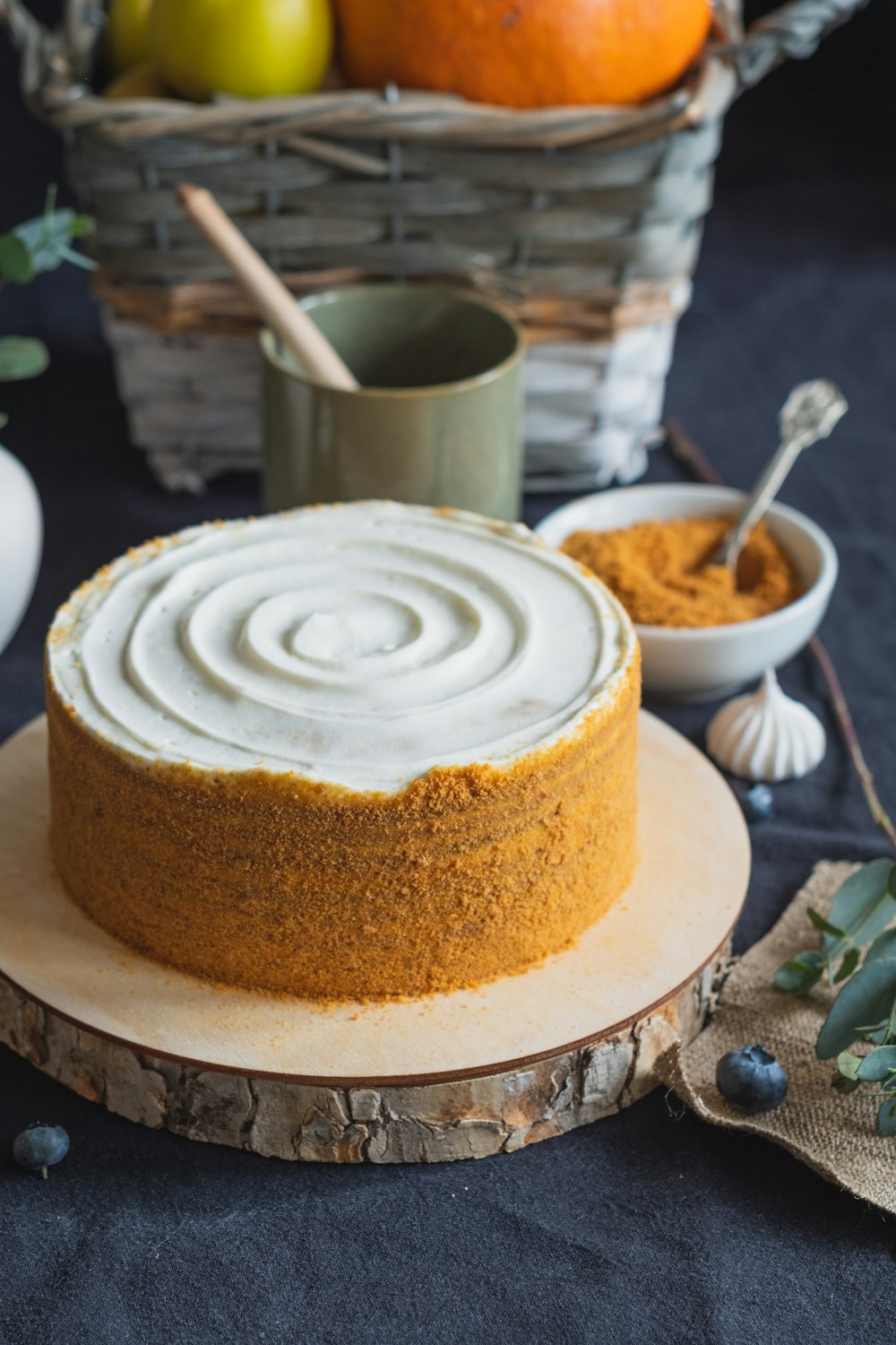 gâteau brun sur table en bois brun