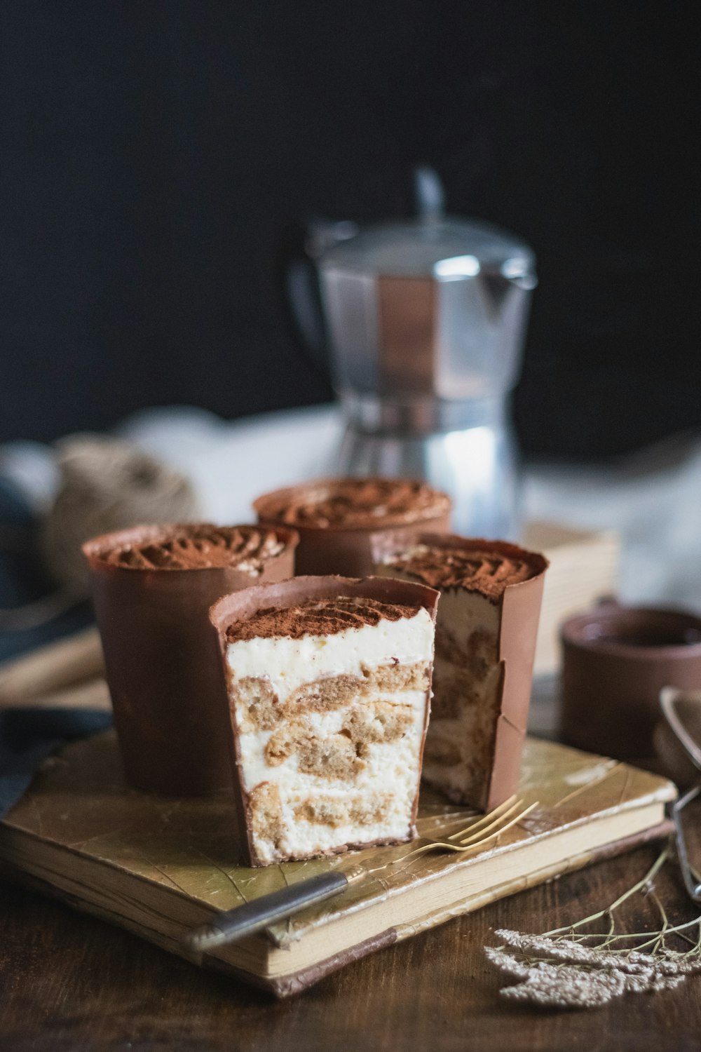 cupcakes al cioccolato marrone e bianco su piatto di ceramica bianca