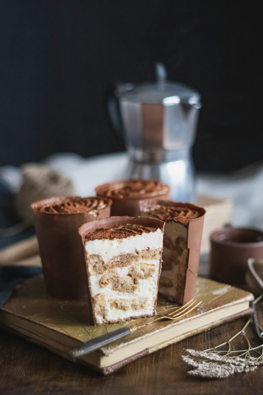 白い陶器の皿の上の茶色および白いチョコレートのカップケーキ