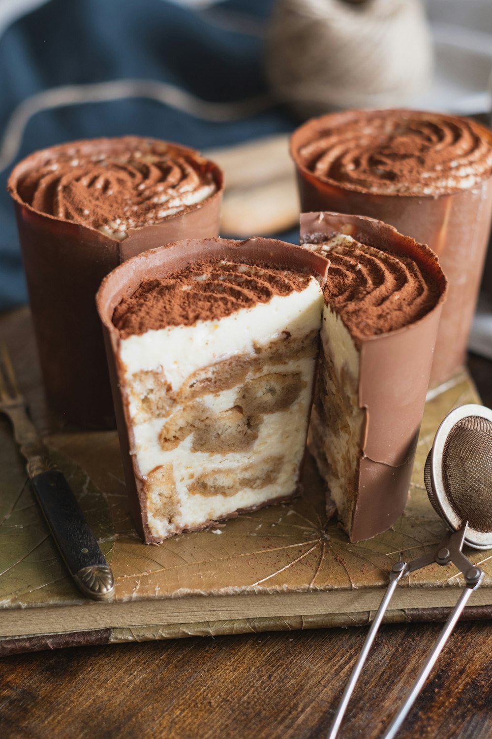 Brauner und weißer Kuchen auf braunem Holztisch