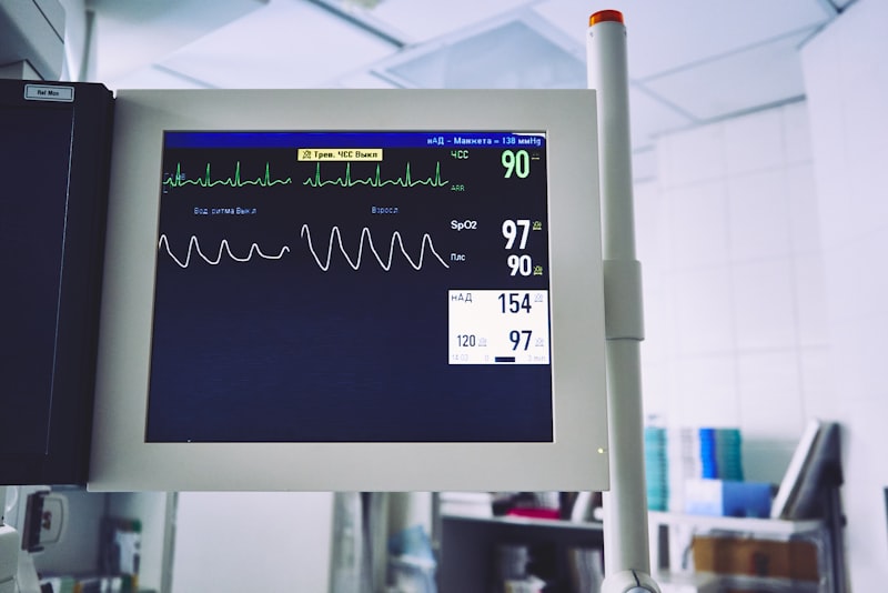 Semnalistica intr-un spatiu medical, relevanta pentru triere si fluxuri digitale in sanatate.