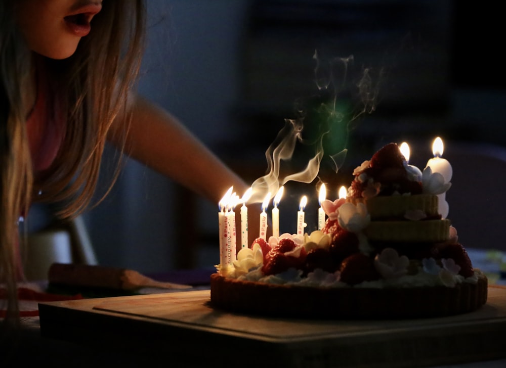 Frau in weißem Tanktop mit brennenden Kerzen
