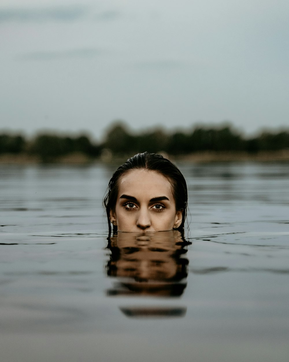 Frau tagsüber im Wasser