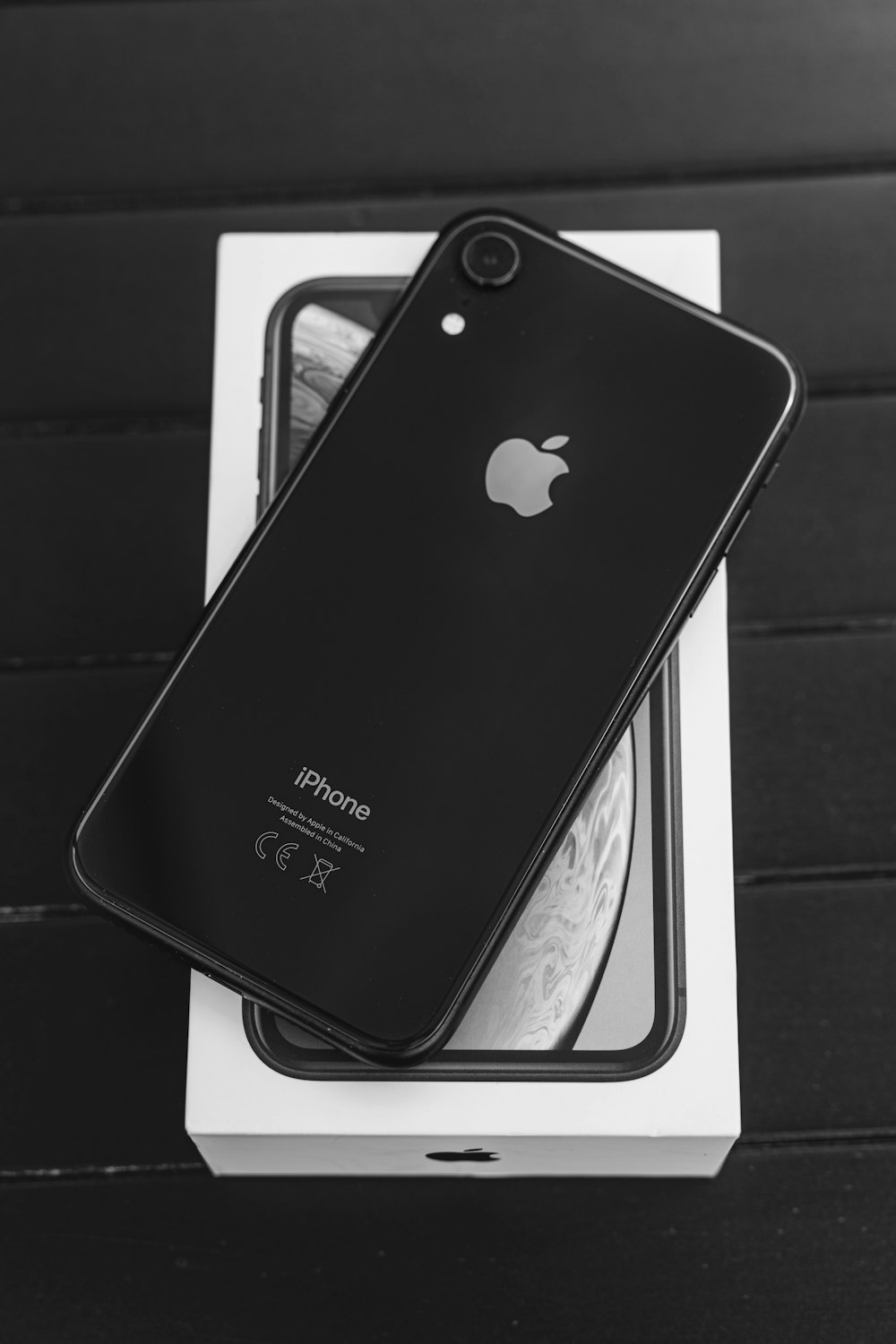 iPhone 7 Plus negro sobre superficie blanca y negra