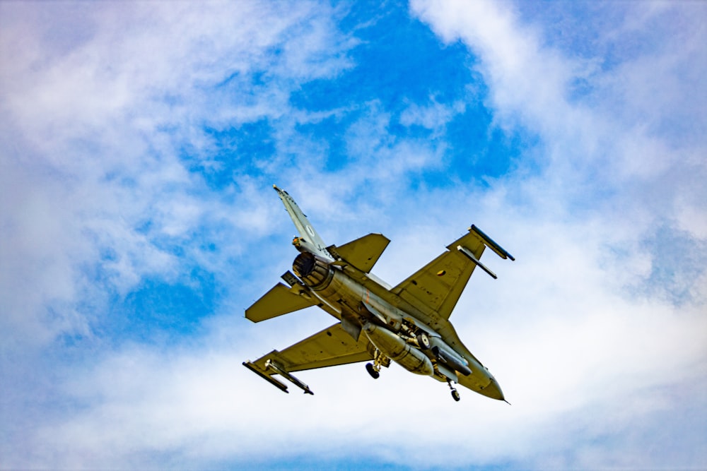 aereo da combattimento grigio a mezz'aria sotto il cielo blu durante il giorno
