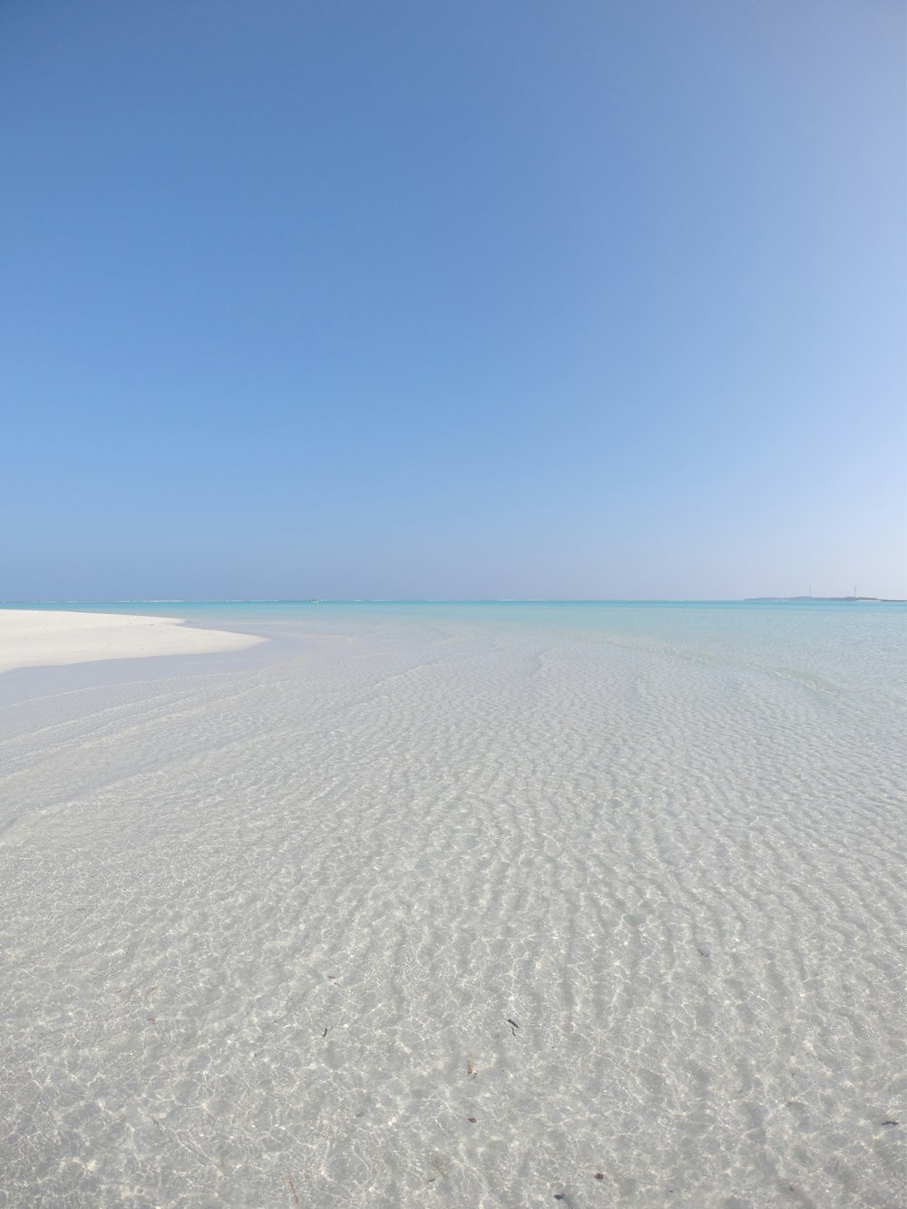 sabbia bianca sotto il cielo blu durante il giorno