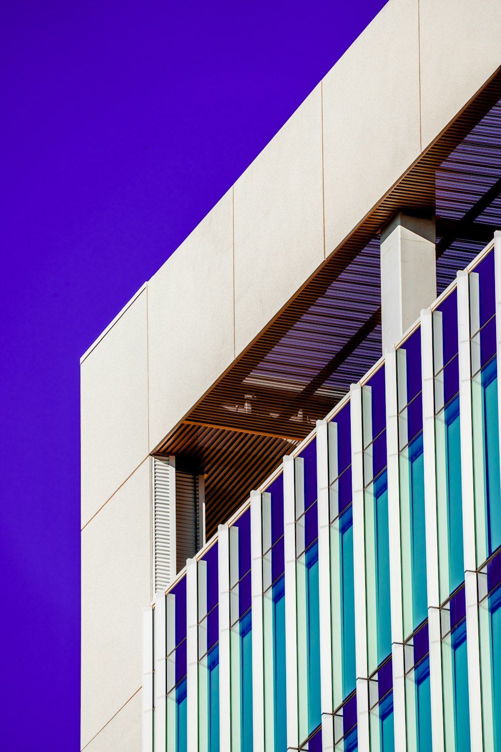白と青のコンクリートの建物