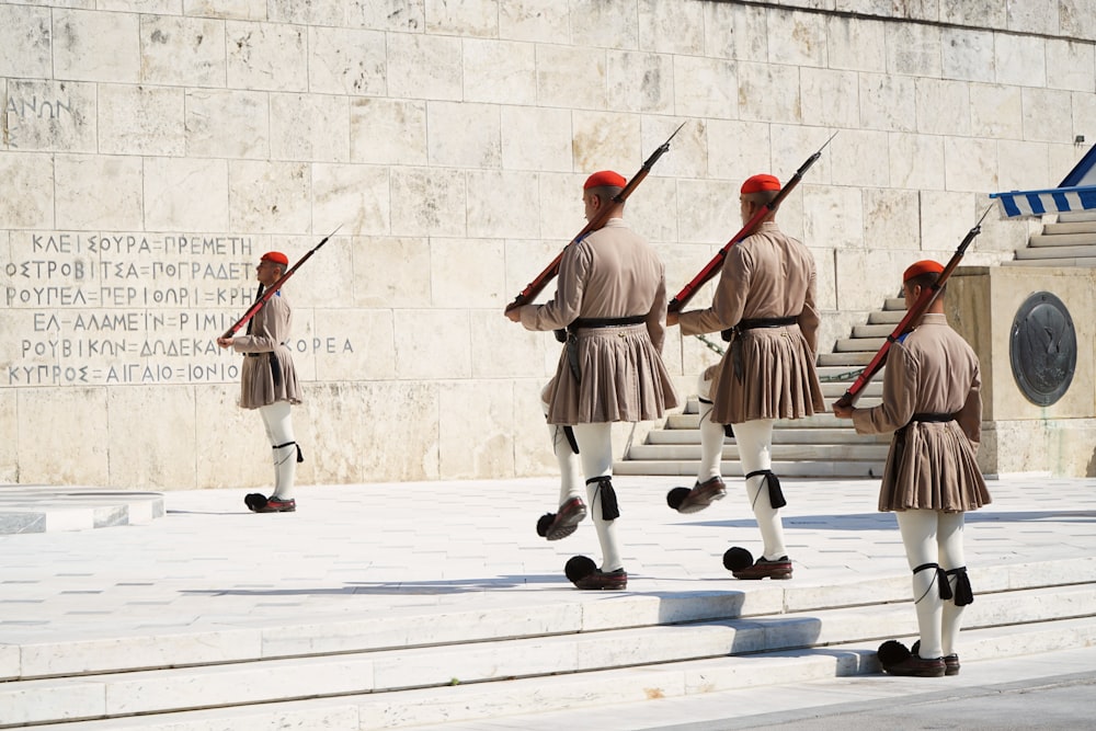 grupo de pessoas em uniforme vermelho e marrom jogando hóquei no gelo