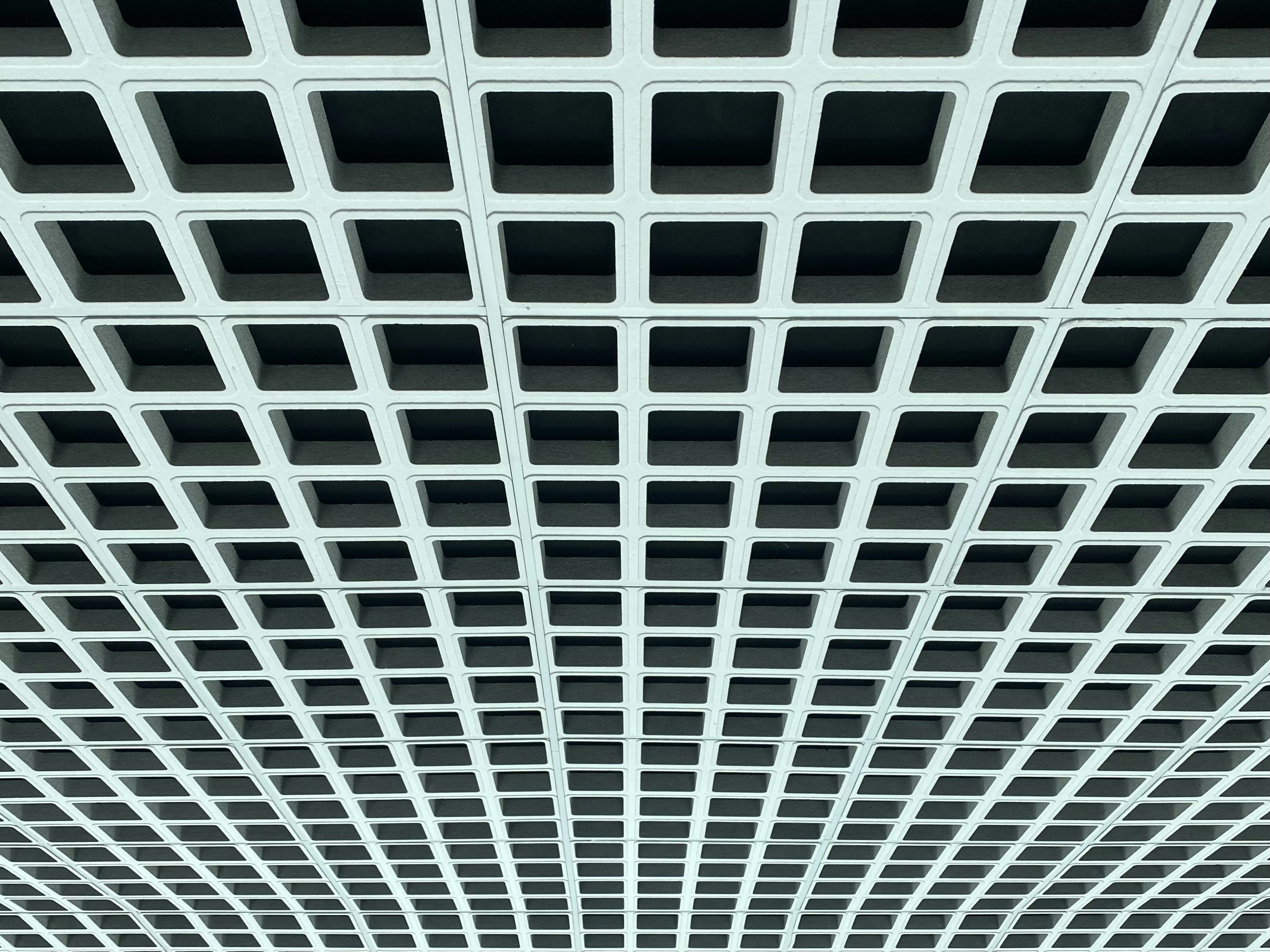 Armazón de metal blanco y negro