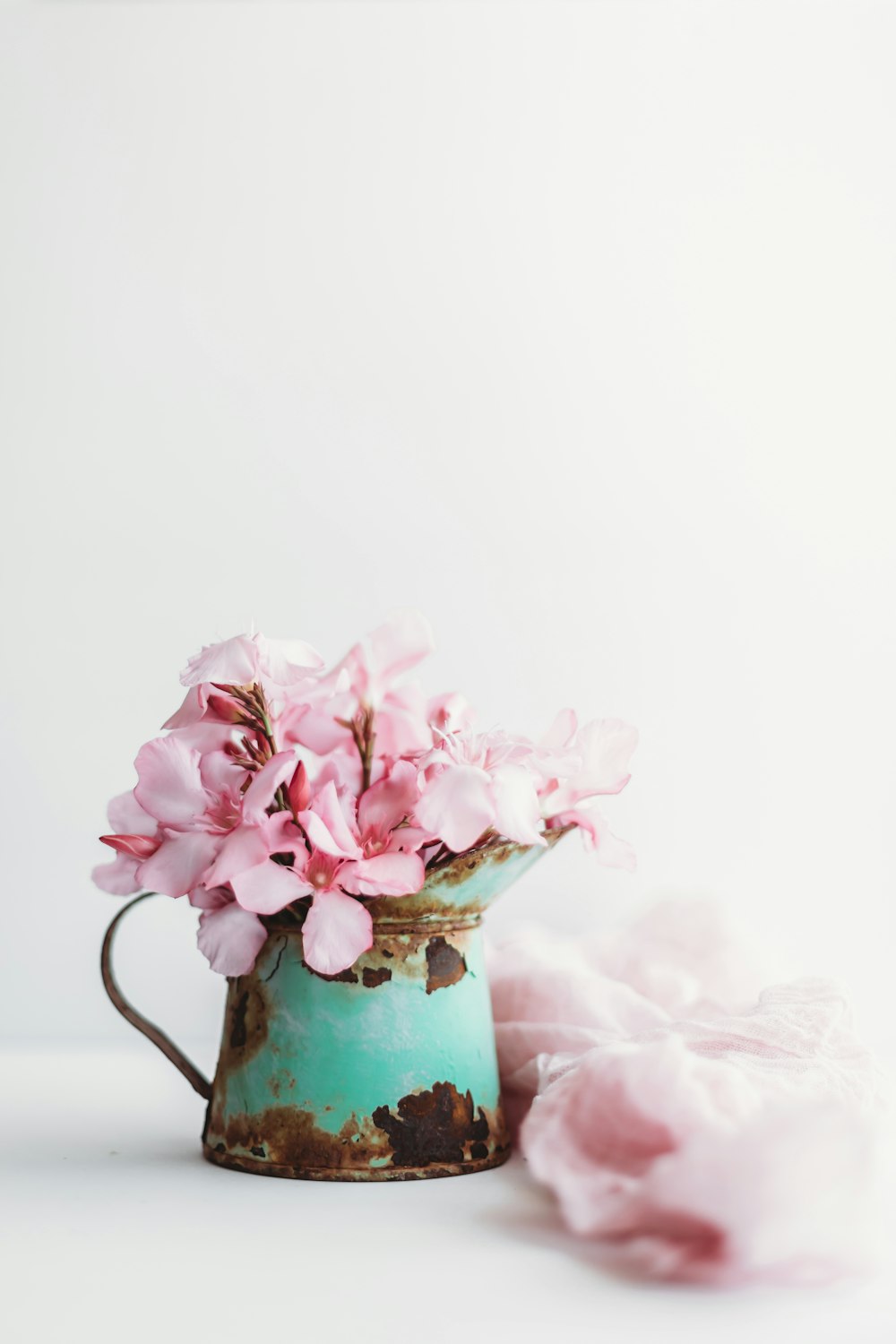 ピンクのバラ 青い陶器の花瓶