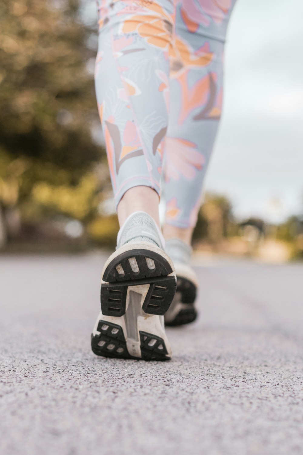 Persona che indossa scarpe Nike in bianco e nero