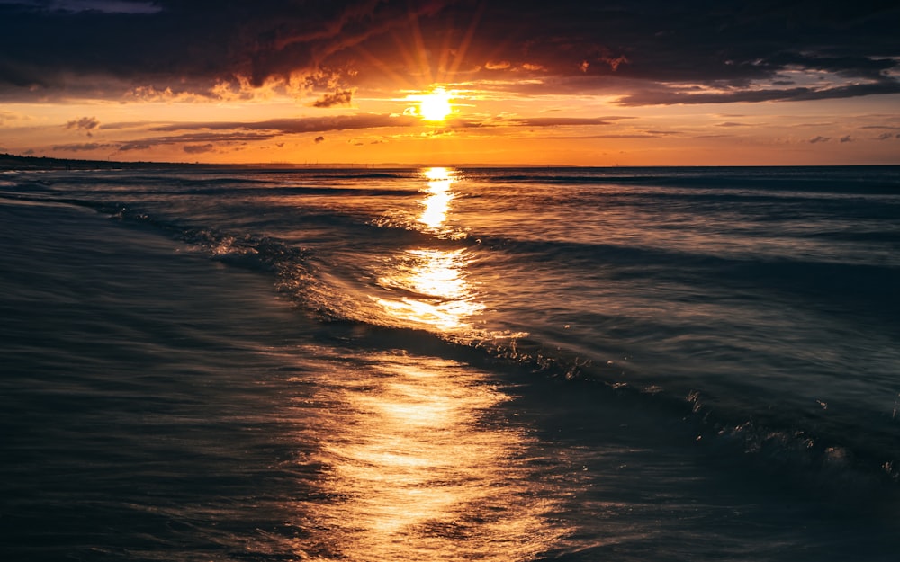 specchio d'acqua durante il tramonto