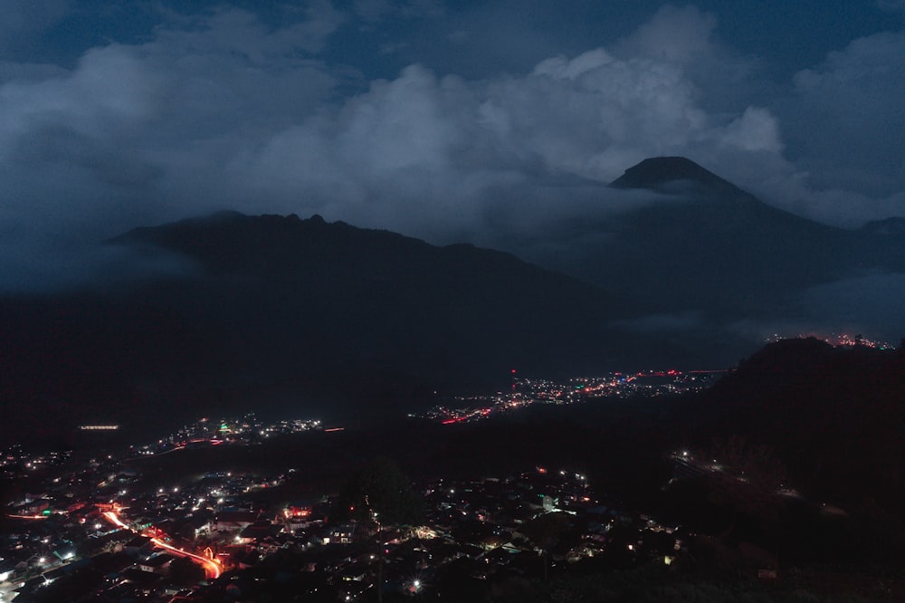 Lumières de la ville sur la montagne pendant la nuit