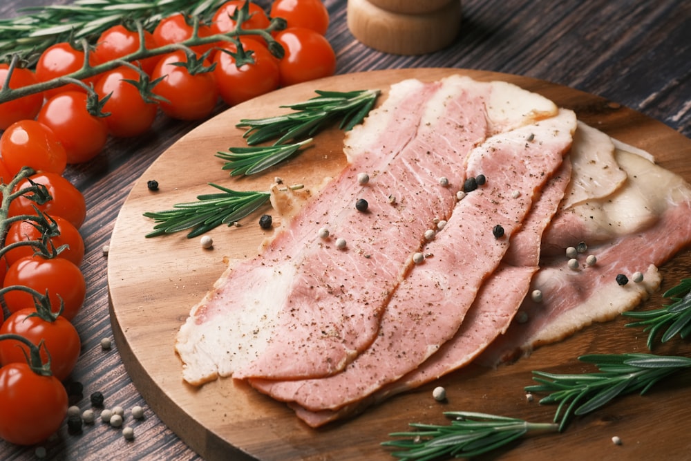 viande crue sur une planche à découper en bois brun