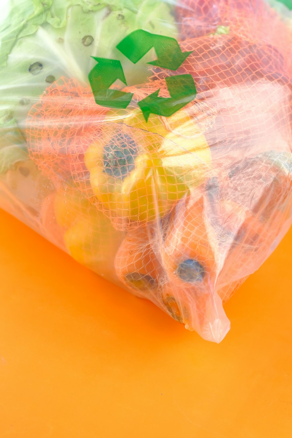 bolsa de plástico blanca, verde y naranja