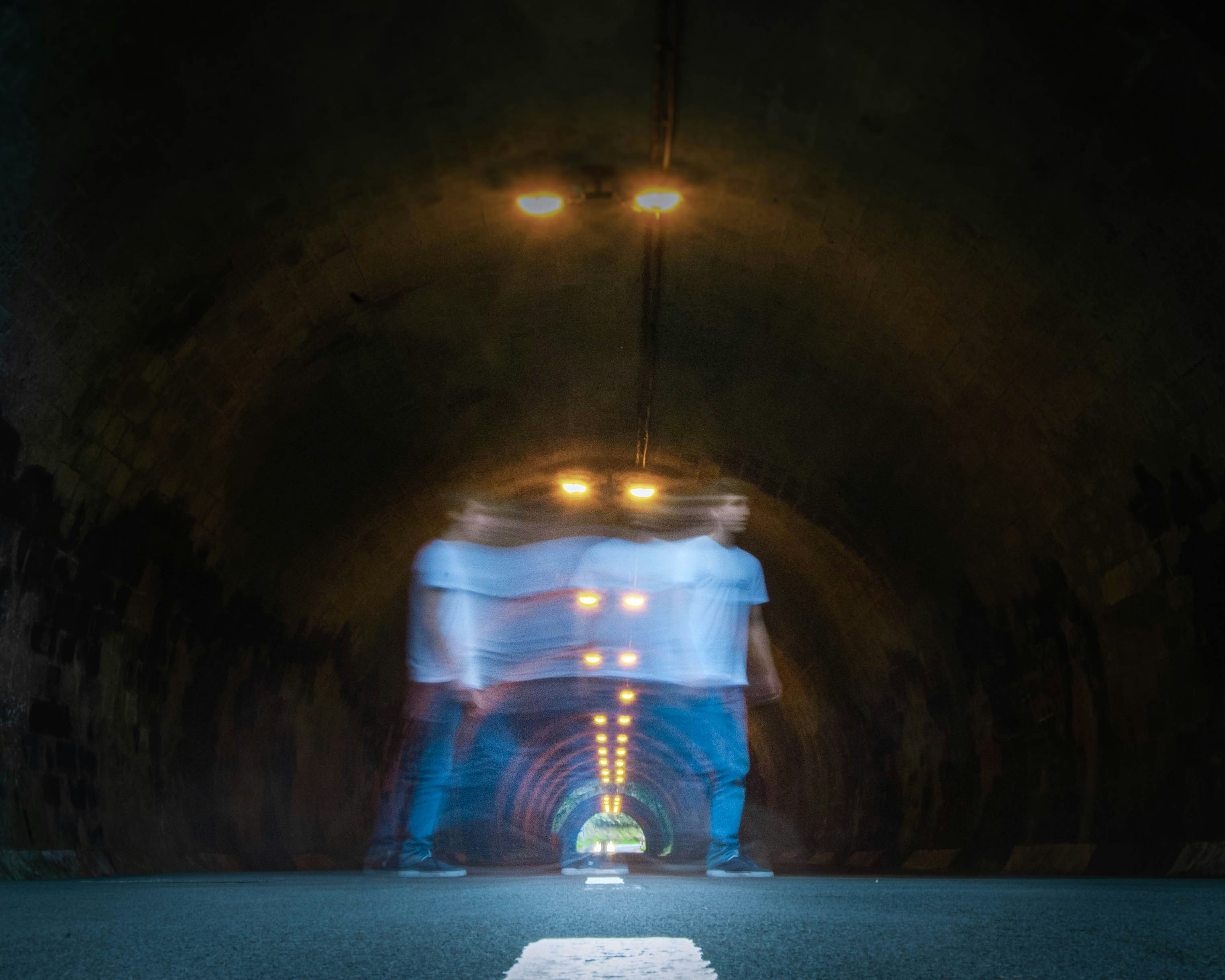 lâmpada branca e marrom iluminada