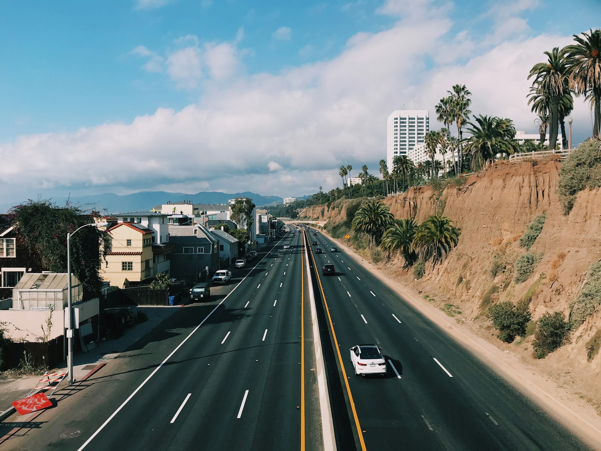 una strada costeggiata da case e palme in california