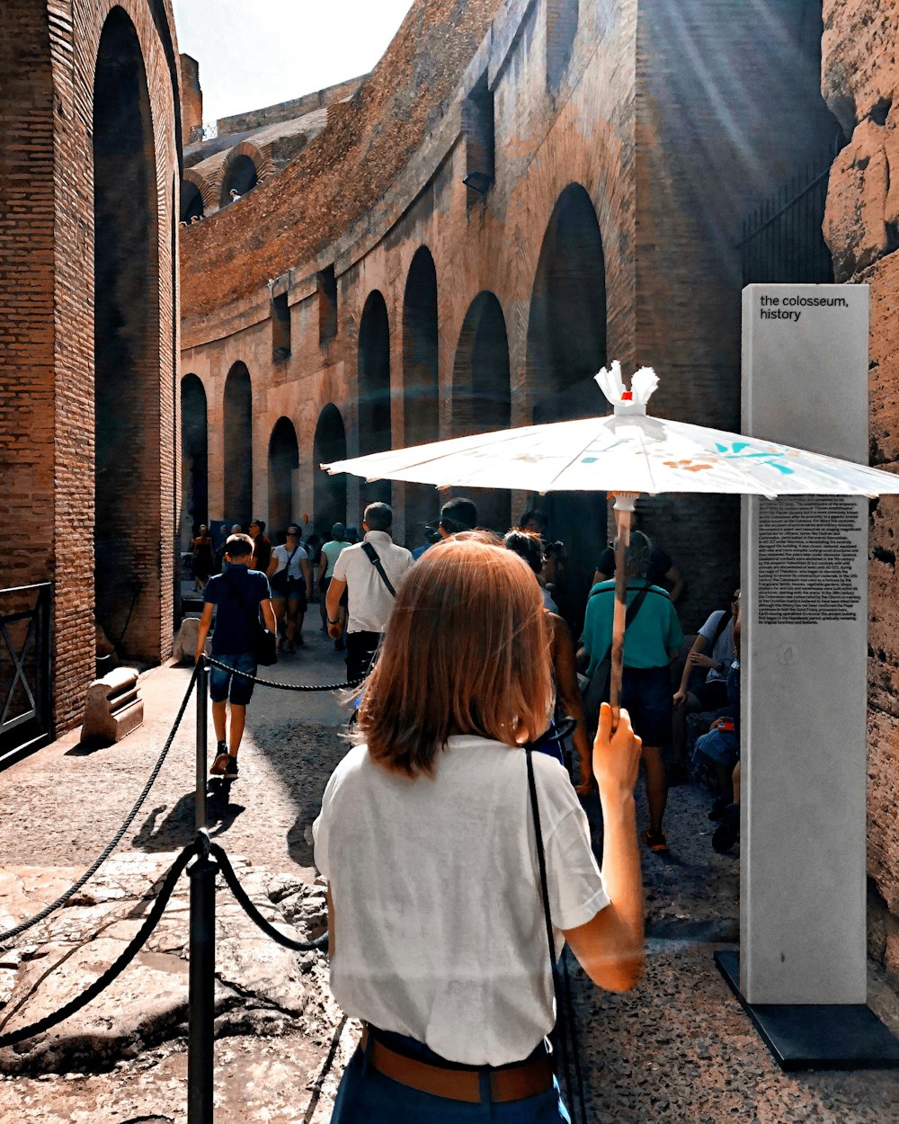 persone che camminano per strada durante il giorno