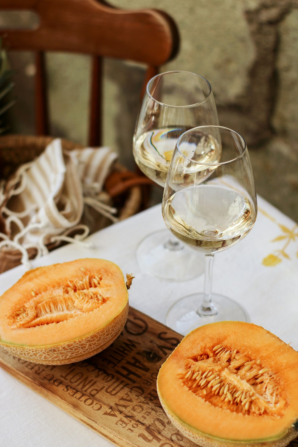 갈색 나무 테이블에 투명한 와인 잔 옆에 얇게 썬 오렌지 과일