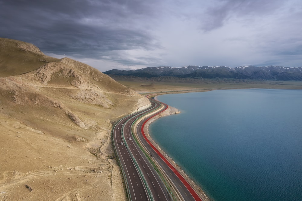 carretera cerca de un cuerpo de agua durante el día