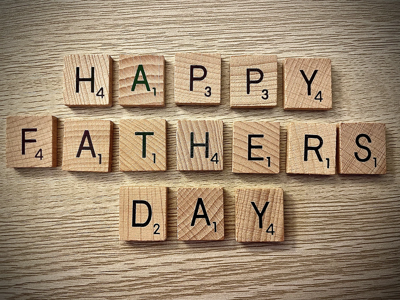 napis Happy Fathers Day ułożony z drewnianych liter