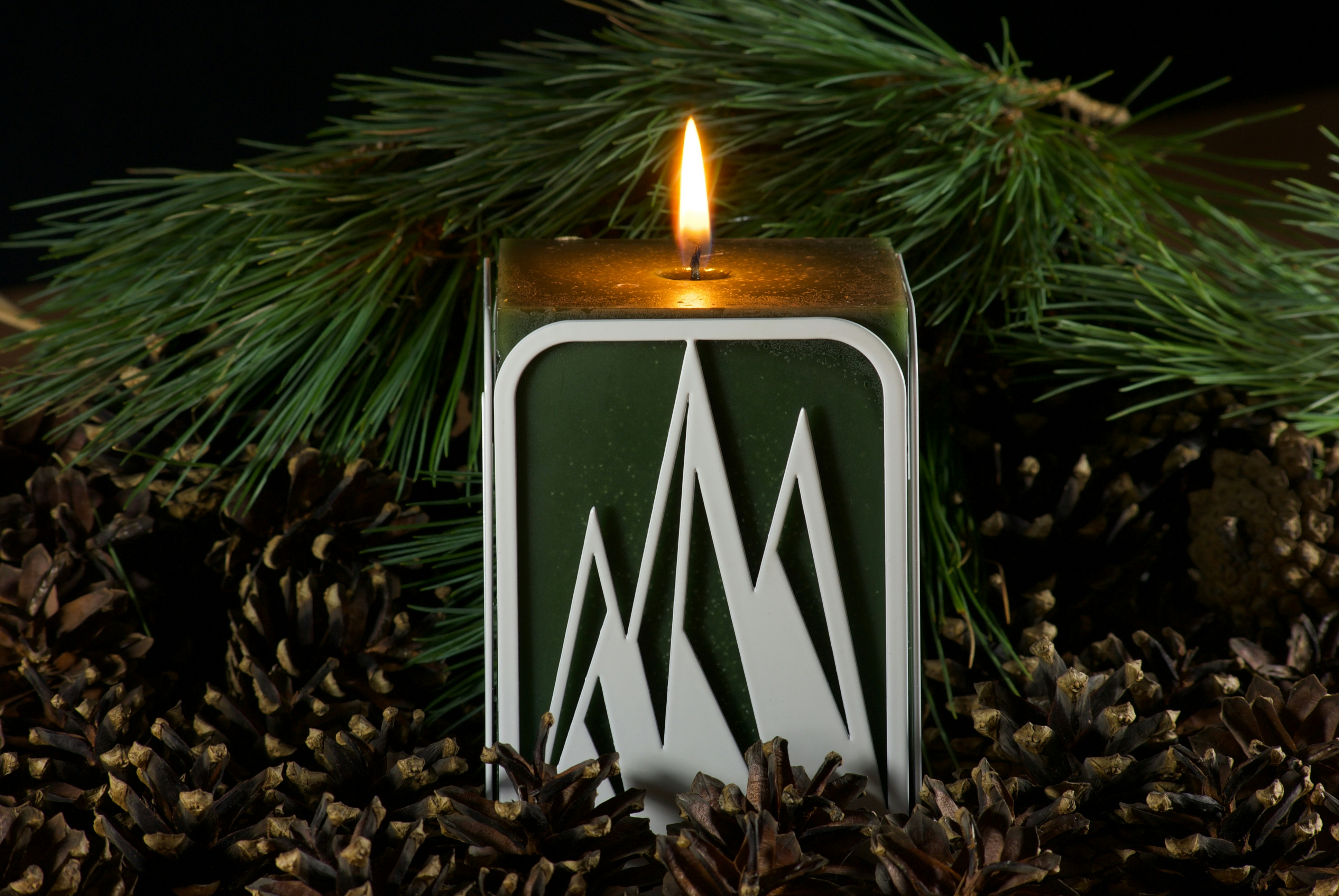 Weiß und schwarz beleuchtete Kerze