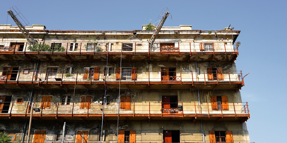 edificio in cemento marrone e bianco sotto il cielo blu durante il giorno