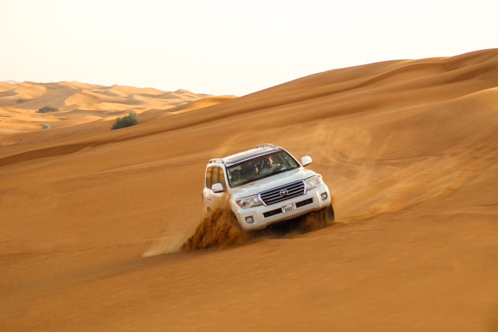 SUV blanco sobre arena marrón