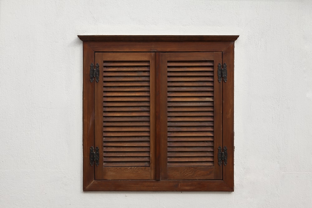 Porte en bois marron sur mur blanc