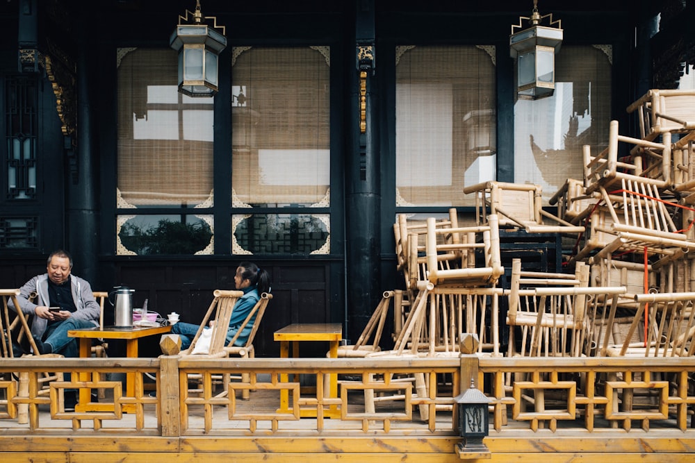 Chaises et tables en bois marron