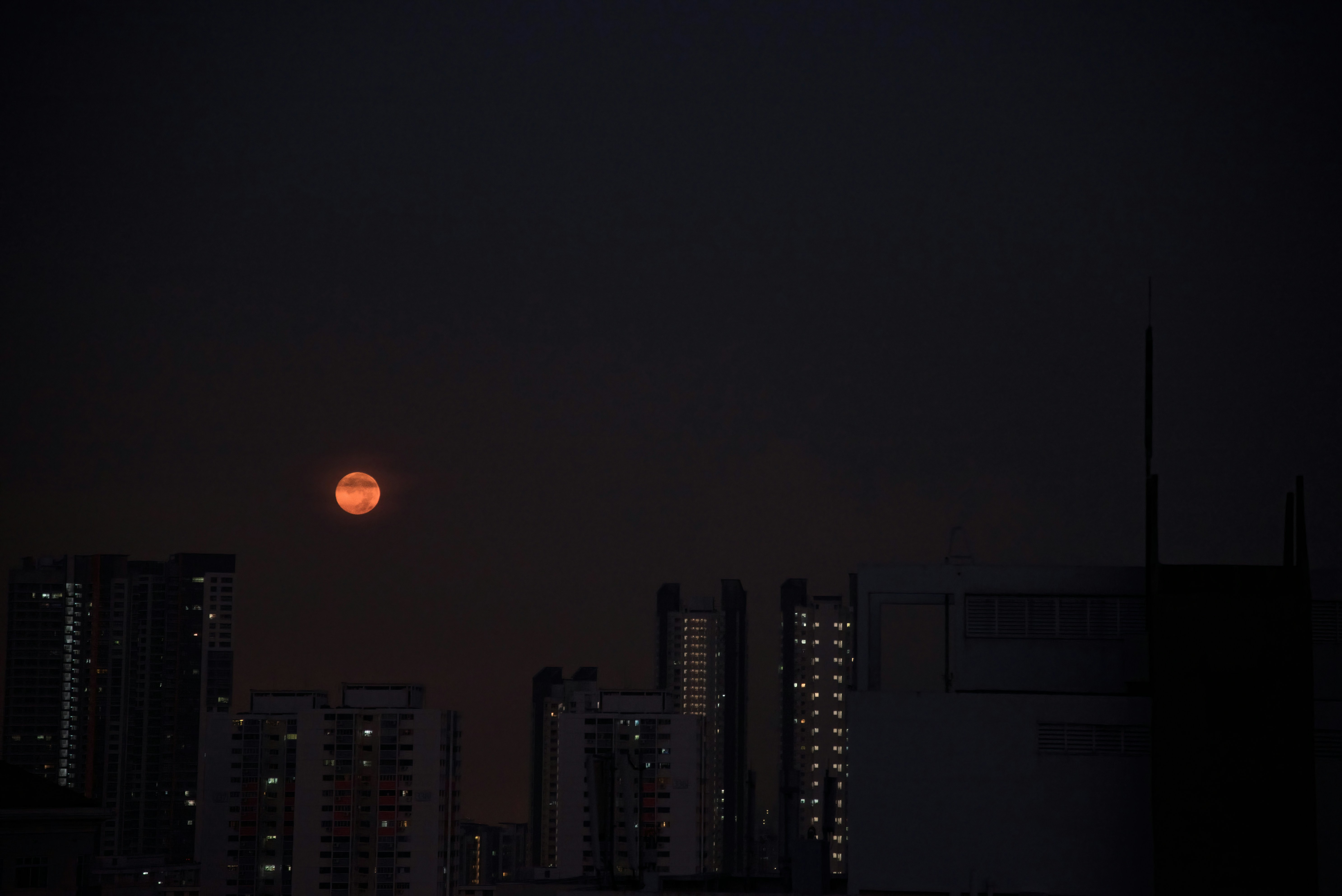 Skyline de la ville pendant la nuit