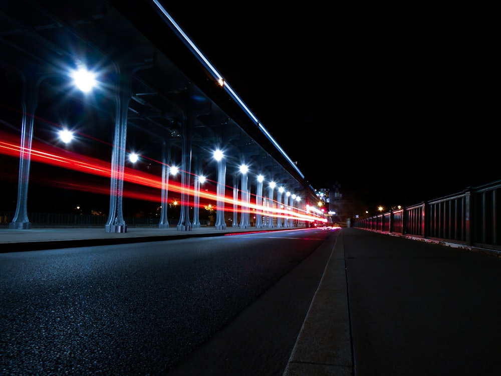 rot-weiße Brücke während der Nachtzeit