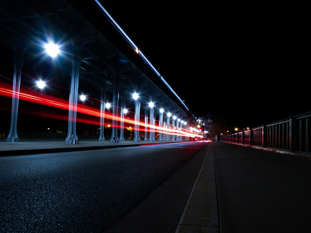 夜間の赤と白の橋