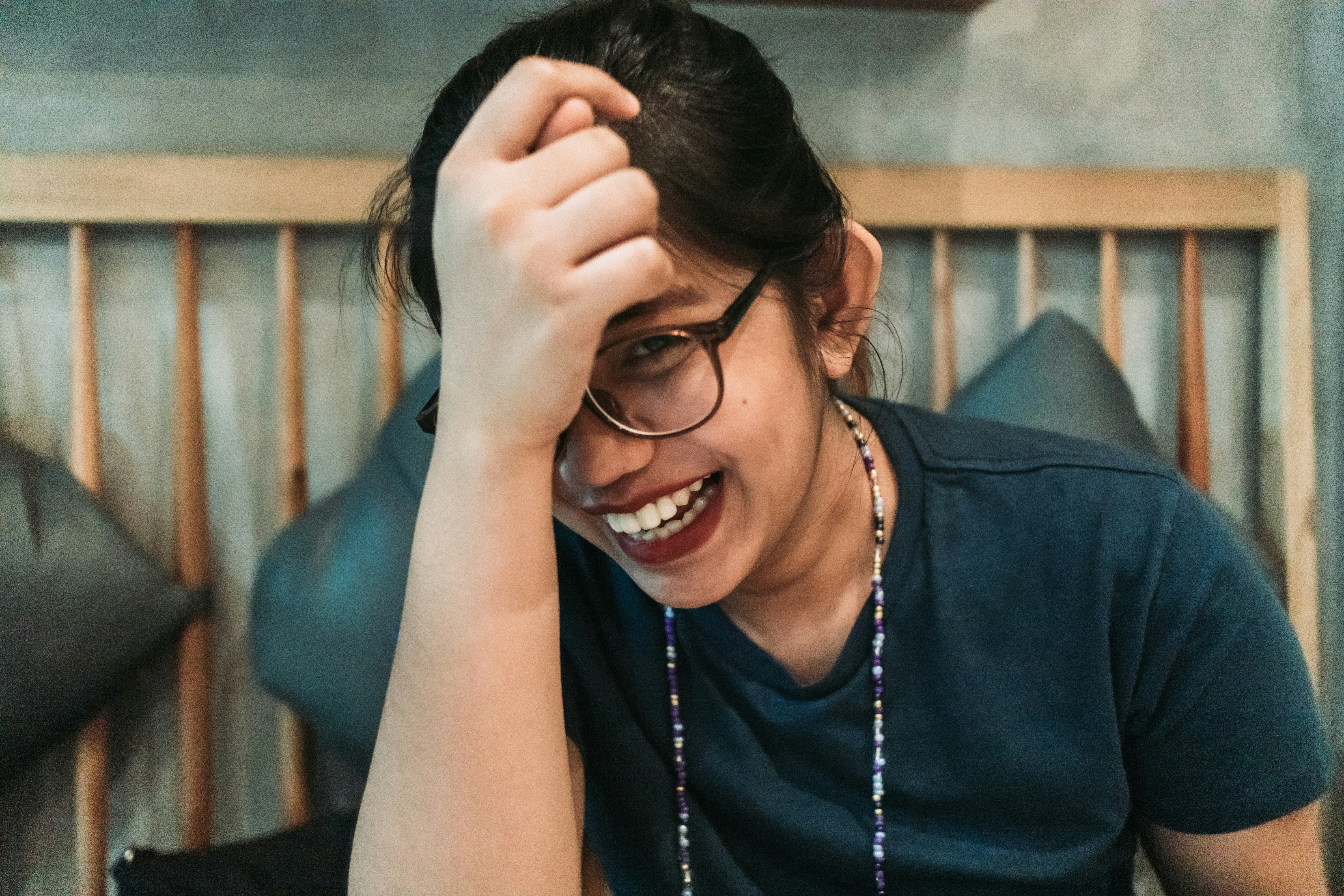 Nútený Smiech v Práci: Negatívny Dopad na Zamestnancov