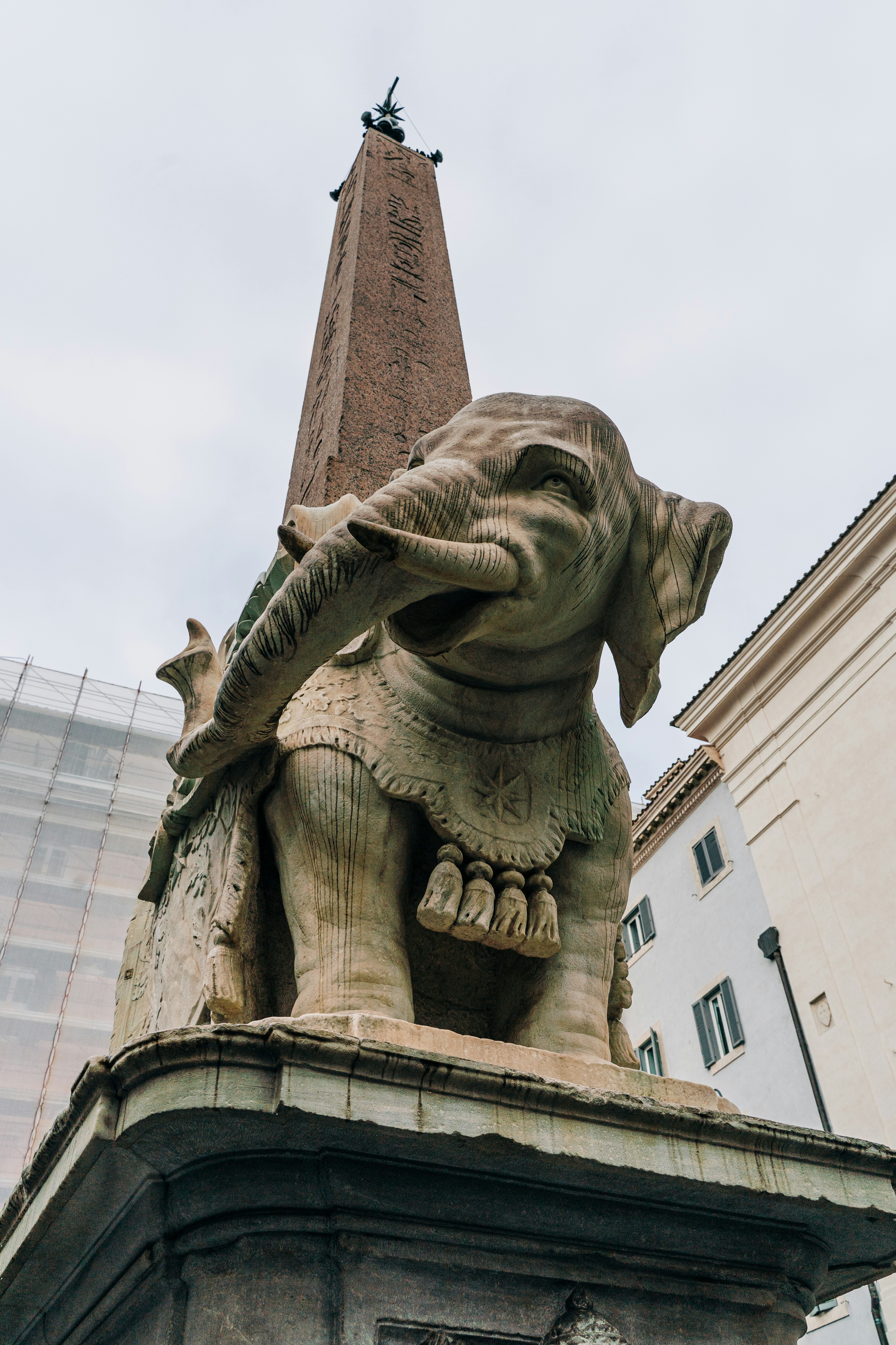 estátua cinzenta de concreto do homem