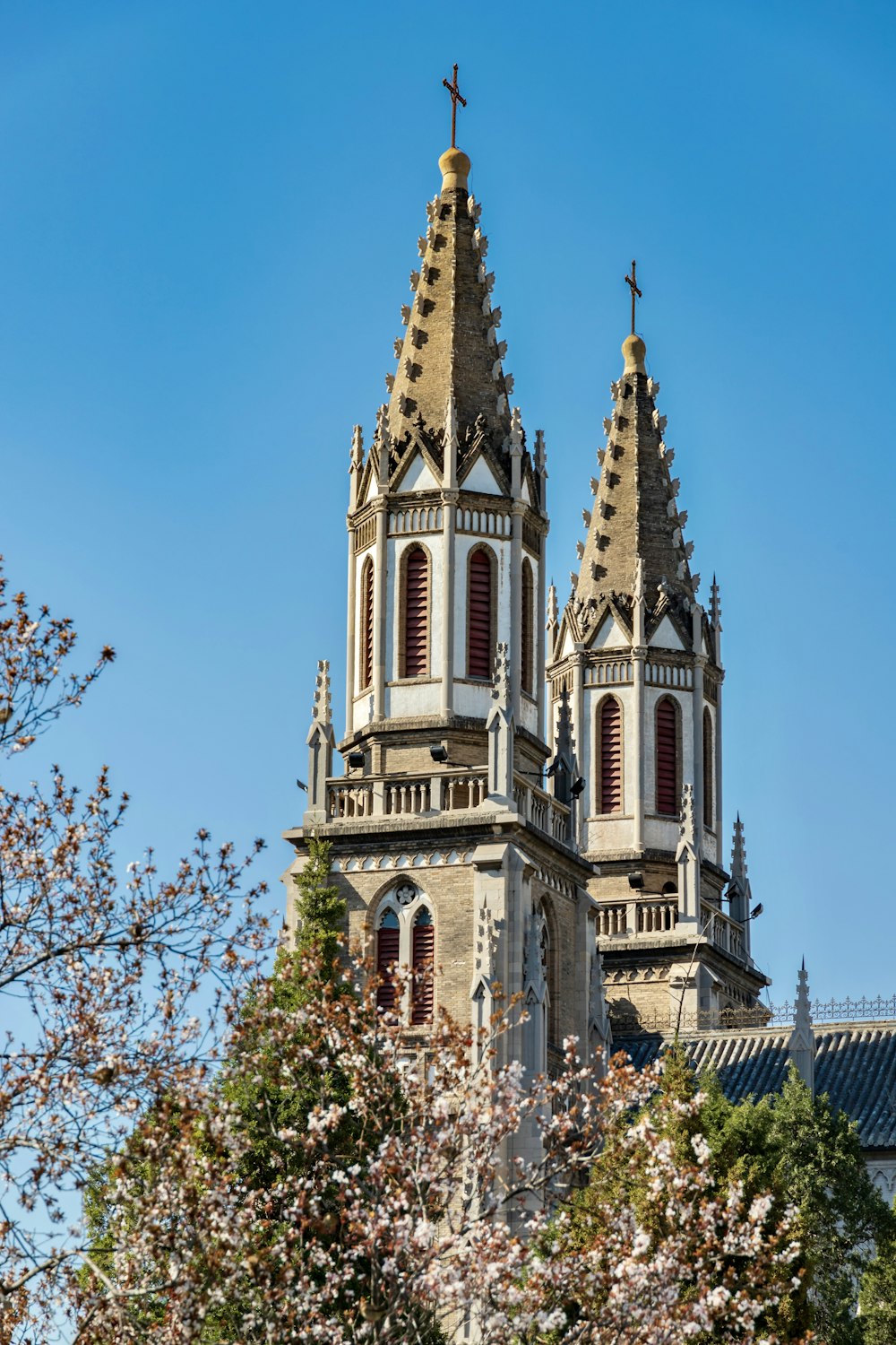 bâtiment en béton blanc et bleu sous le ciel bleu pendant la journée