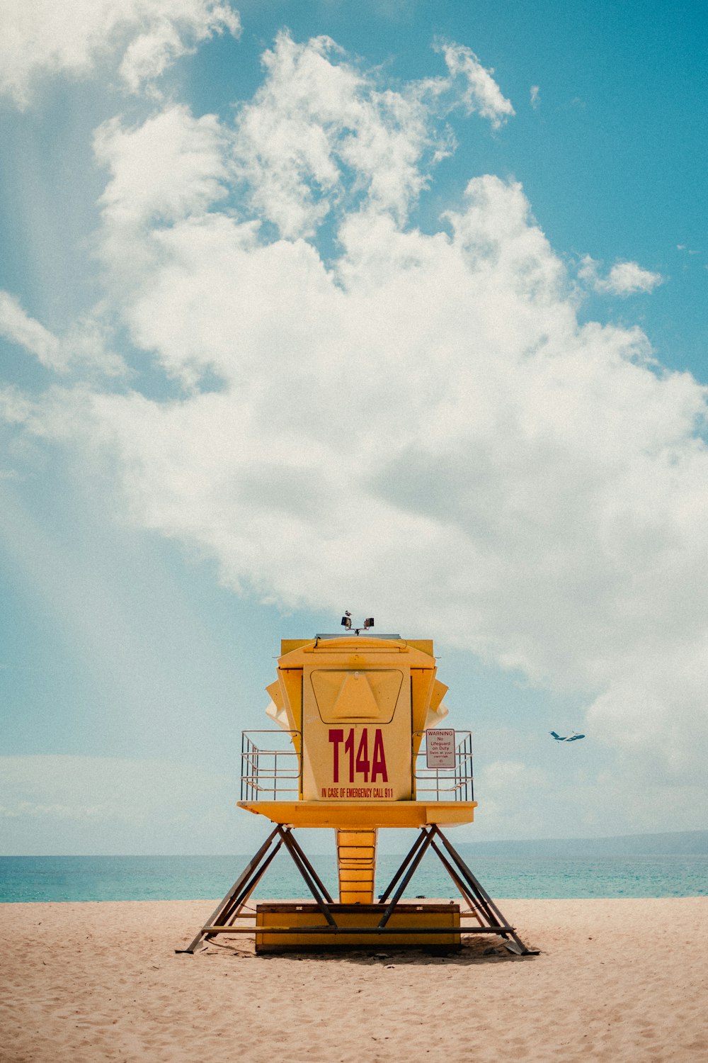 Tour de sauvetage orange et noire sur la plage pendant la journée