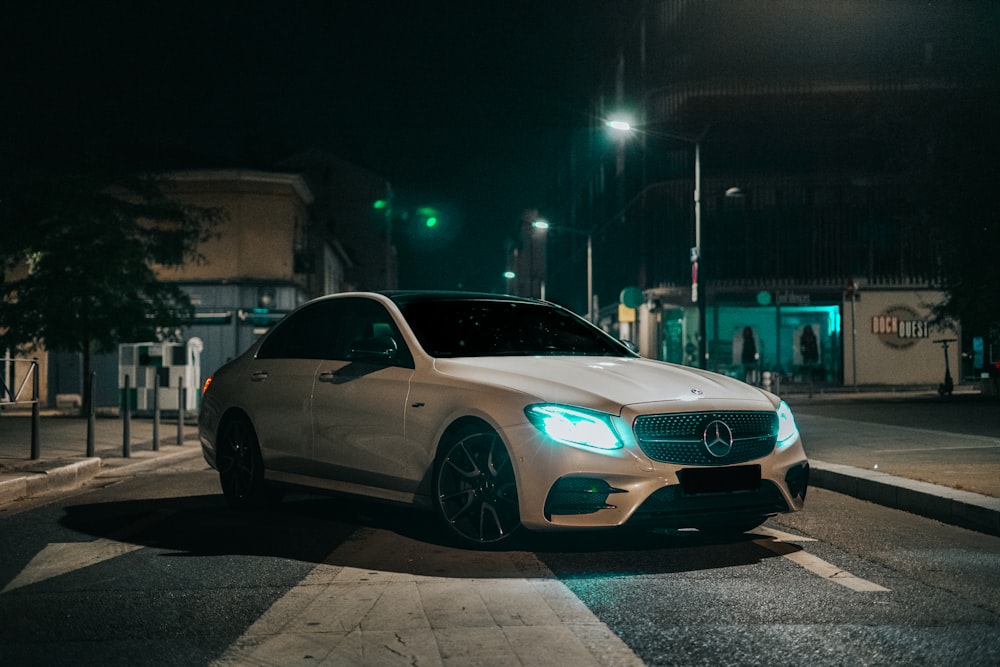 Mercedes Coupé plateado en la carretera durante la noche