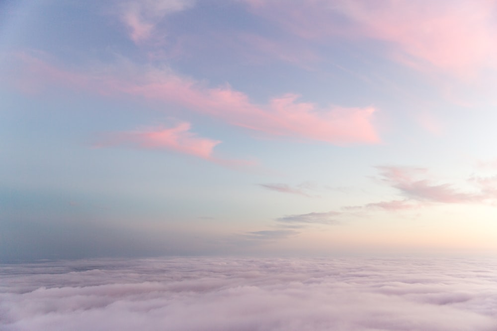 Weiße Wolken und blauer Himmel tagsüber