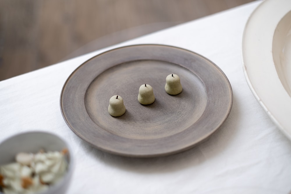 white round ceramic plate with white round food