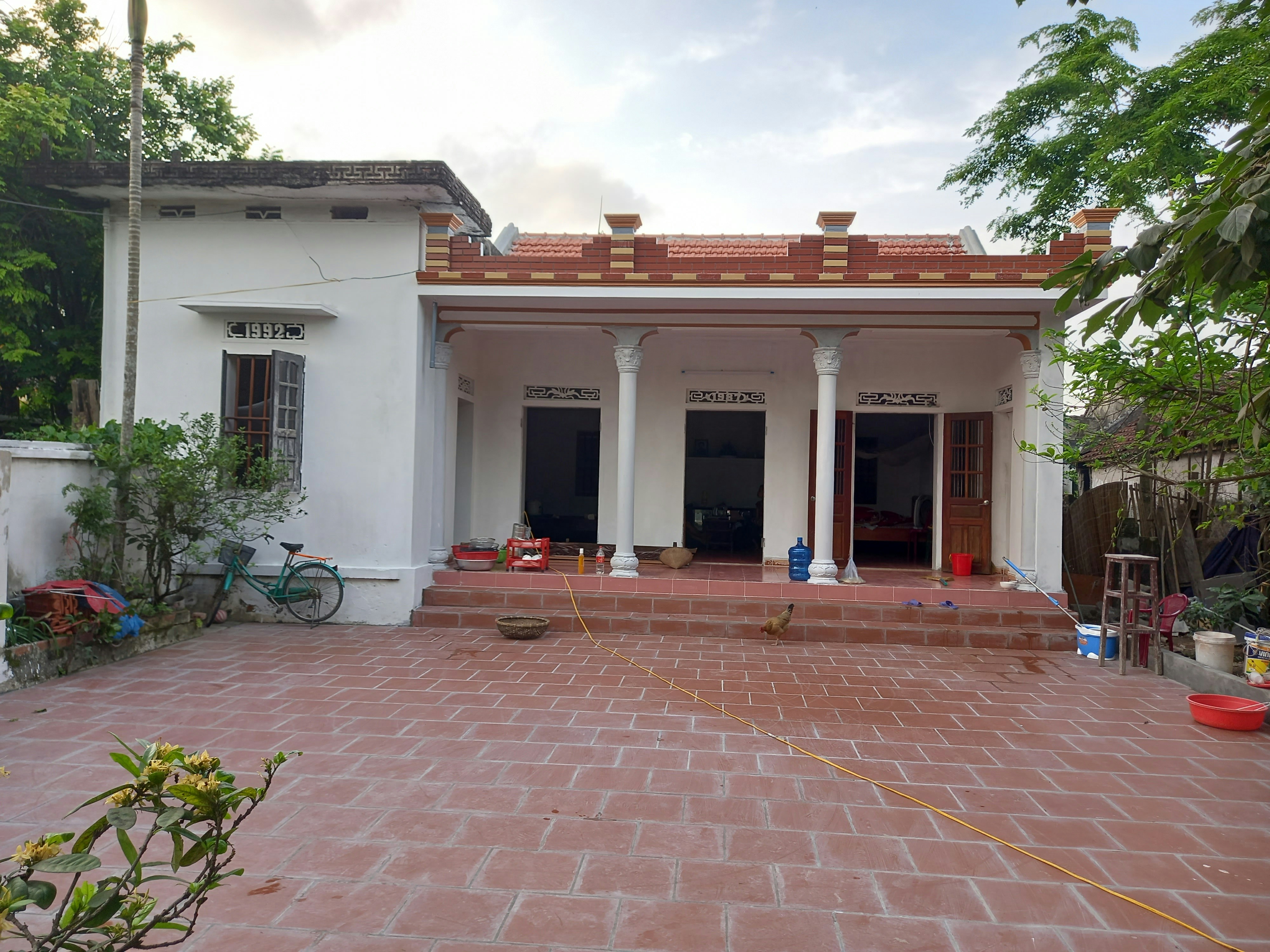 Maison avec façade blanche, portail et petite cour intérieure