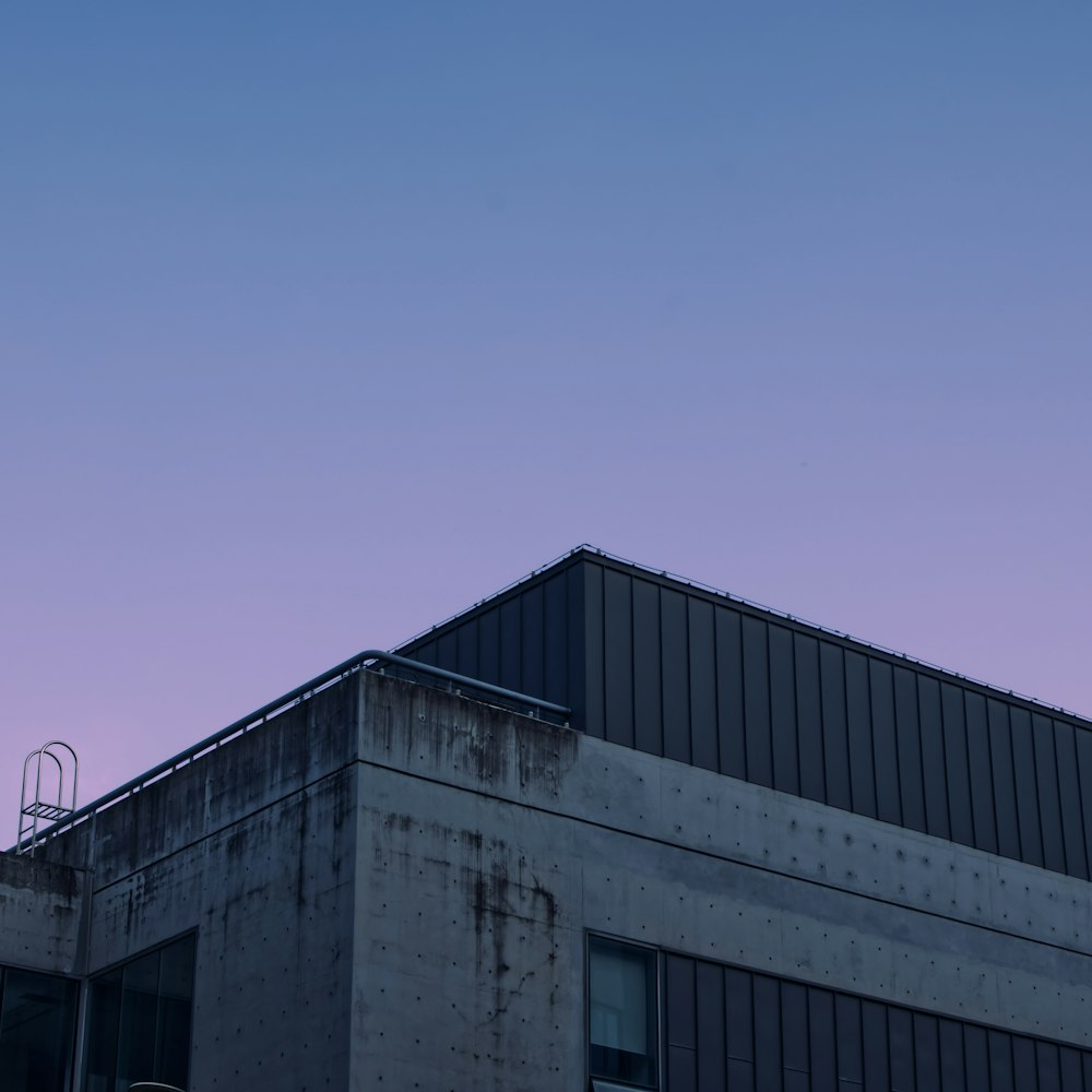 Edificio de hormigón gris bajo el cielo azul durante el día